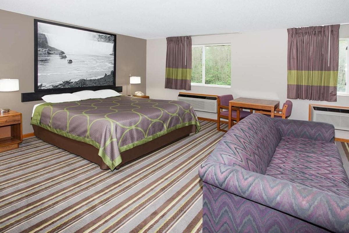 Super 8 by Wyndham Gilman Otel Dış mekan fotoğraf
