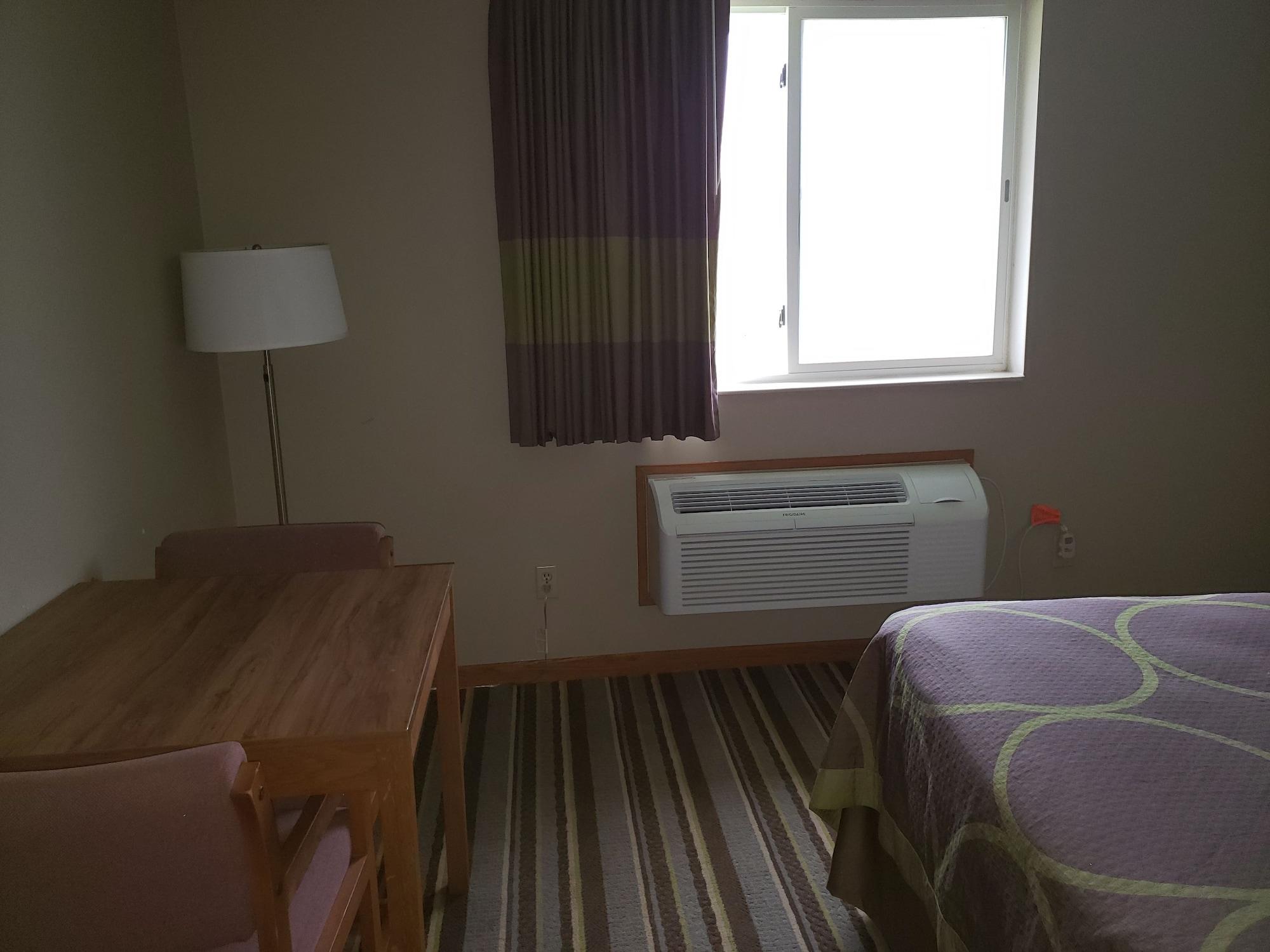 Super 8 by Wyndham Gilman Otel Dış mekan fotoğraf