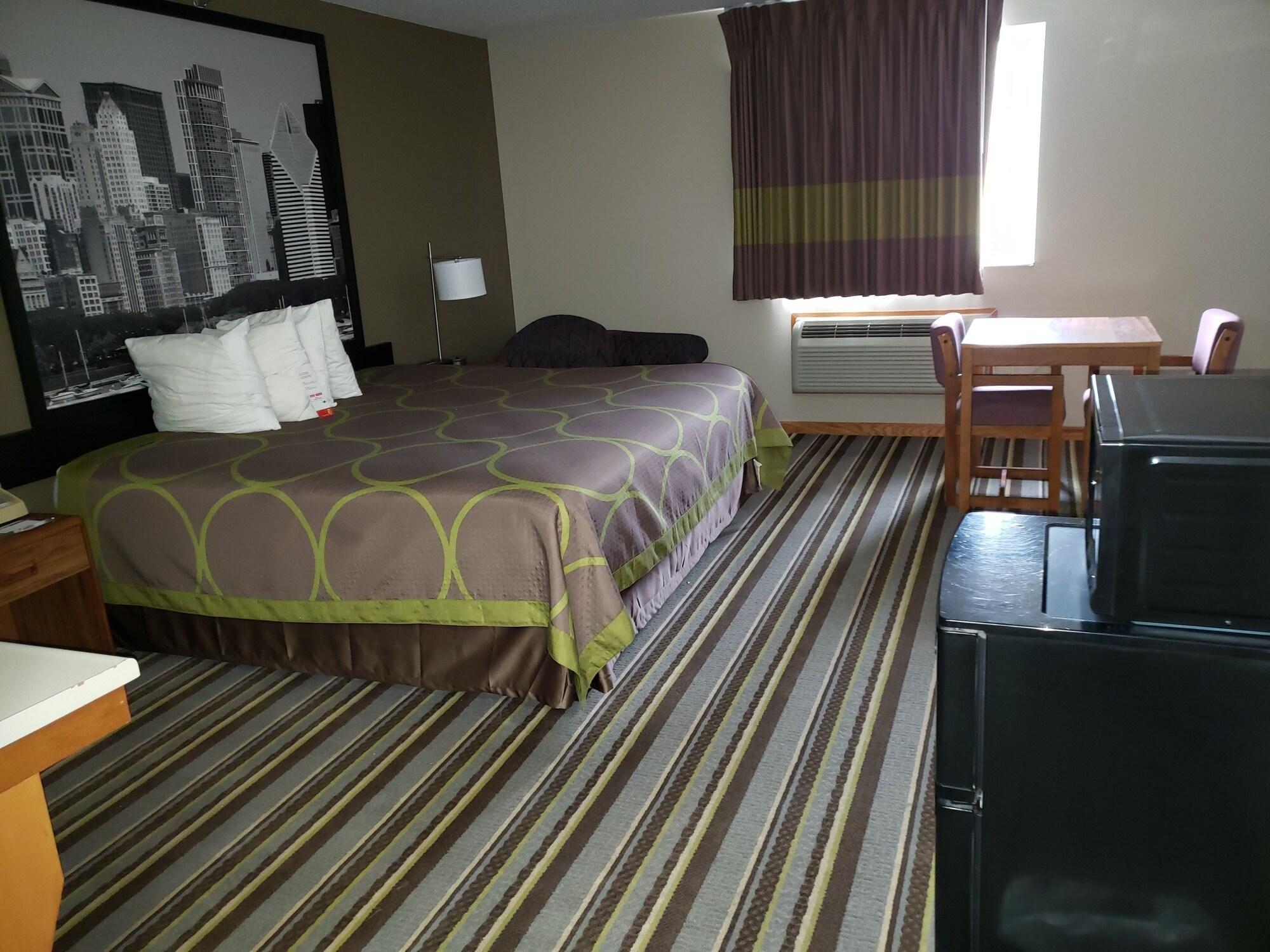 Super 8 by Wyndham Gilman Otel Dış mekan fotoğraf