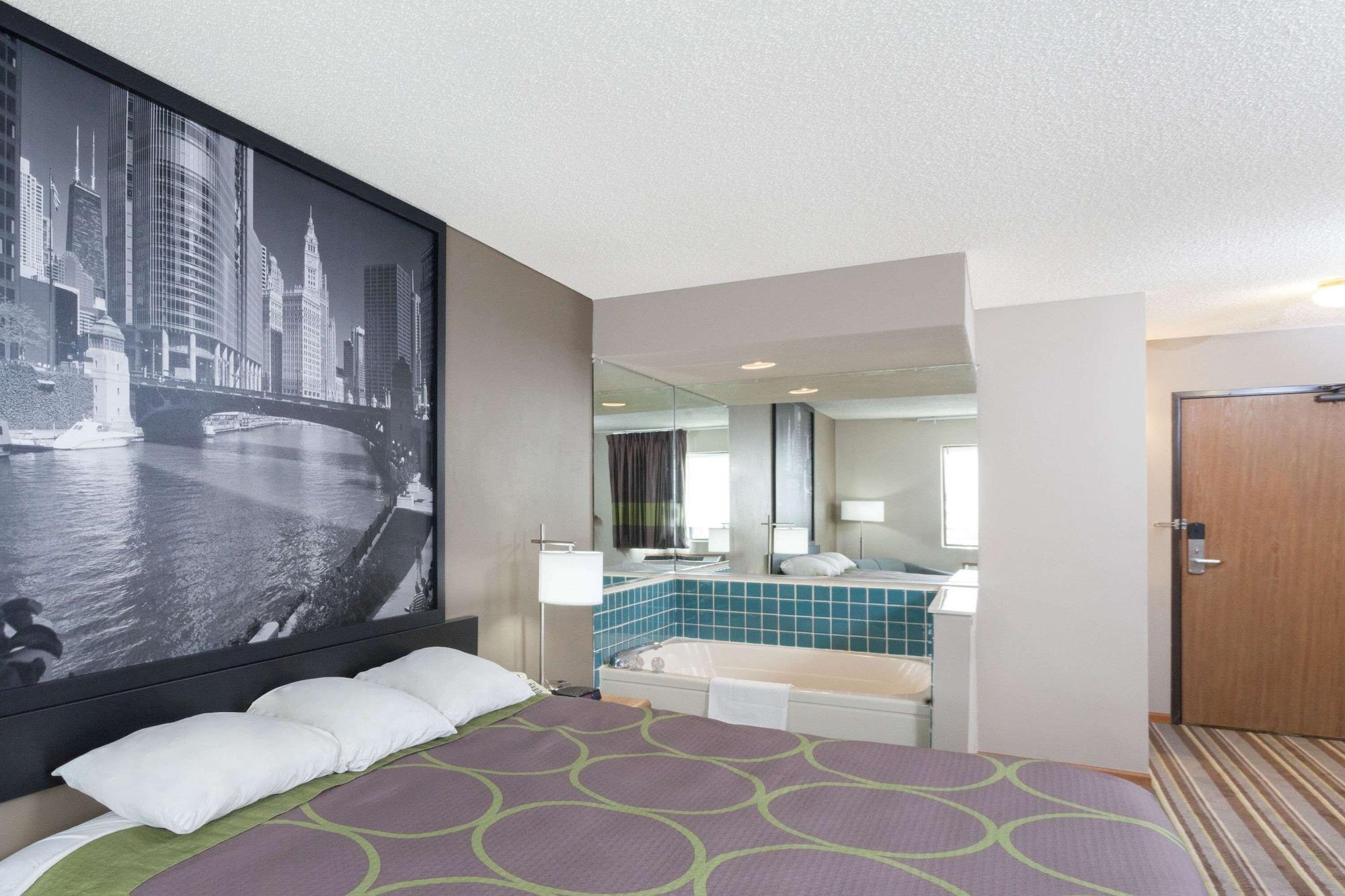 Super 8 by Wyndham Gilman Otel Dış mekan fotoğraf