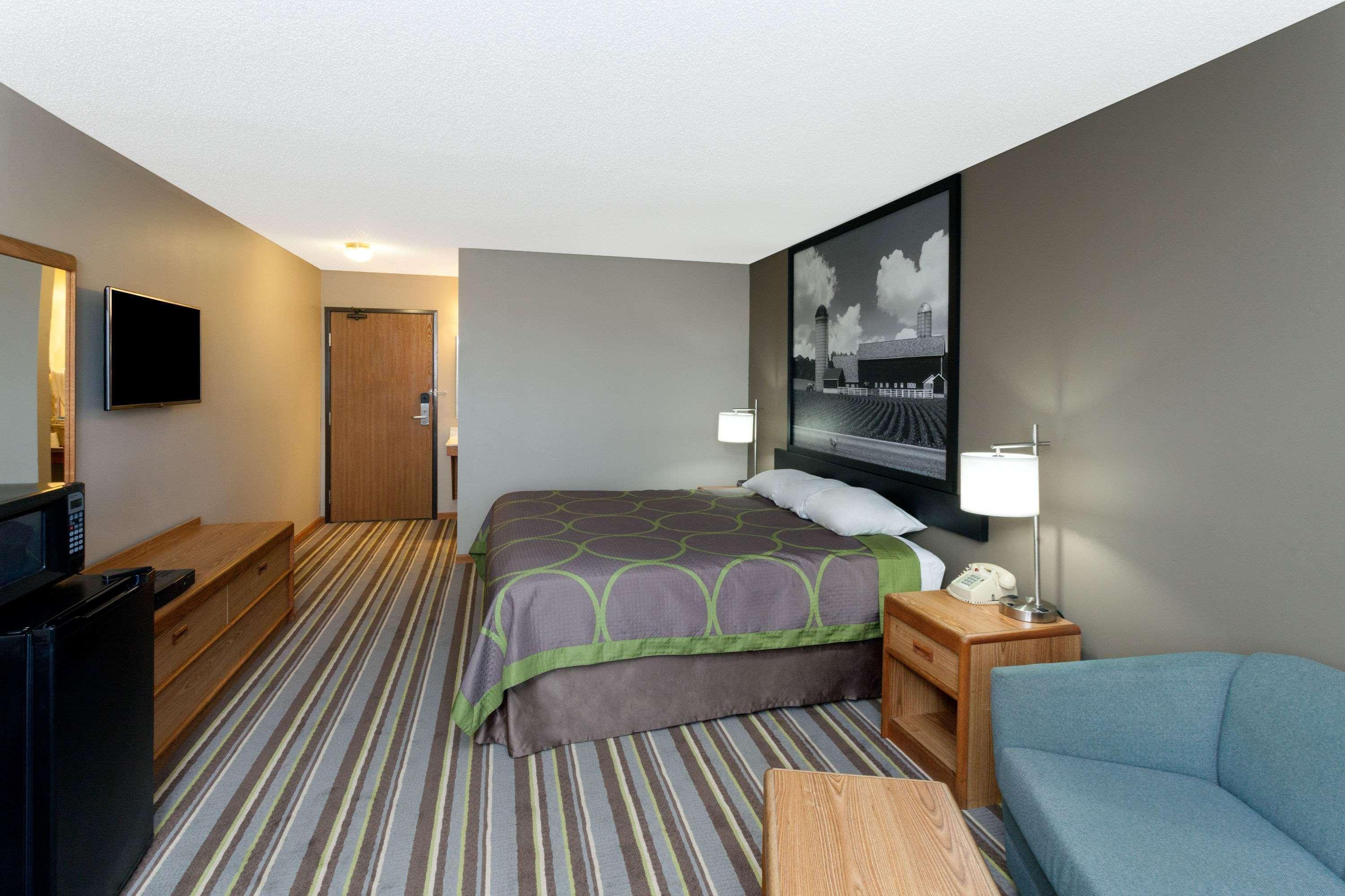 Super 8 by Wyndham Gilman Otel Dış mekan fotoğraf