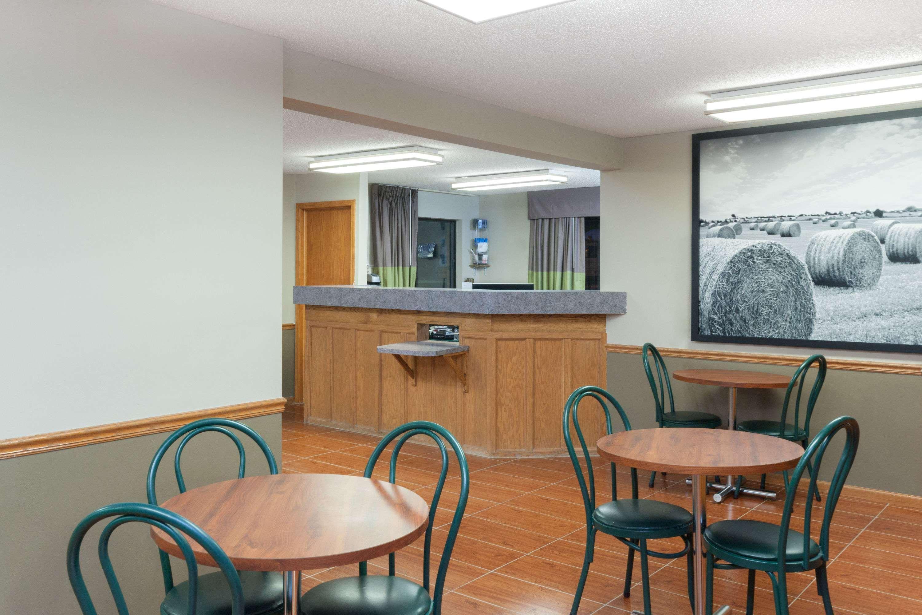 Super 8 by Wyndham Gilman Otel Dış mekan fotoğraf