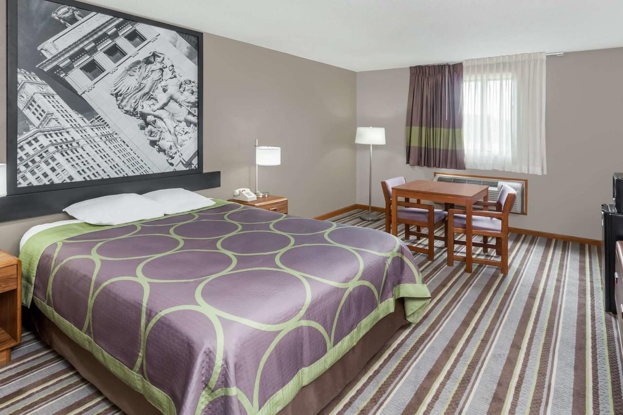 Super 8 by Wyndham Gilman Otel Dış mekan fotoğraf