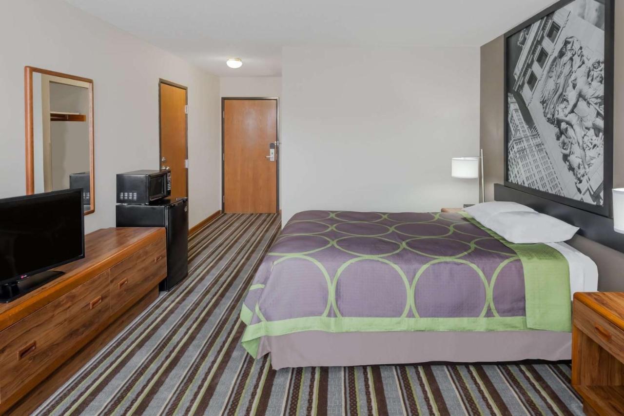 Super 8 by Wyndham Gilman Otel Dış mekan fotoğraf